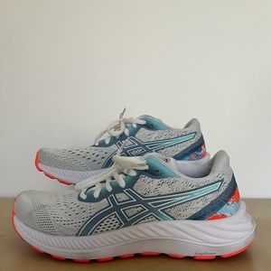 Women’s ASICS shoes • Size US 6